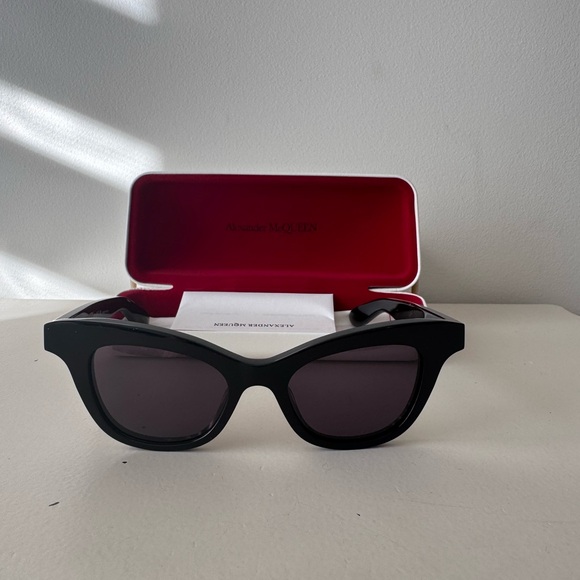 Alexander McQueen Black Cat-Eye Sunglasses main image 6